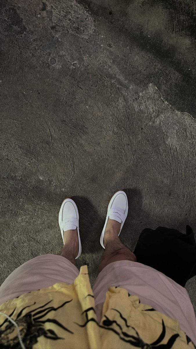 starlight_na_'s tweet photo. 💛A collection of loafers from Apo💛
Collection이 맞는지는 모르겠지만
로퍼 좋아하는데 아포가 잘 신는거 같아서 모아봄!
사진보니 코디 다양하게 해서 신는 아포😊  
신발 오래신고 다니는거 보면 더 좋구...
타래로 만들어야지,,,
#Nnattawin #apocolleagues
@Nnattawin1 https://t.co/WcEgAfckmp