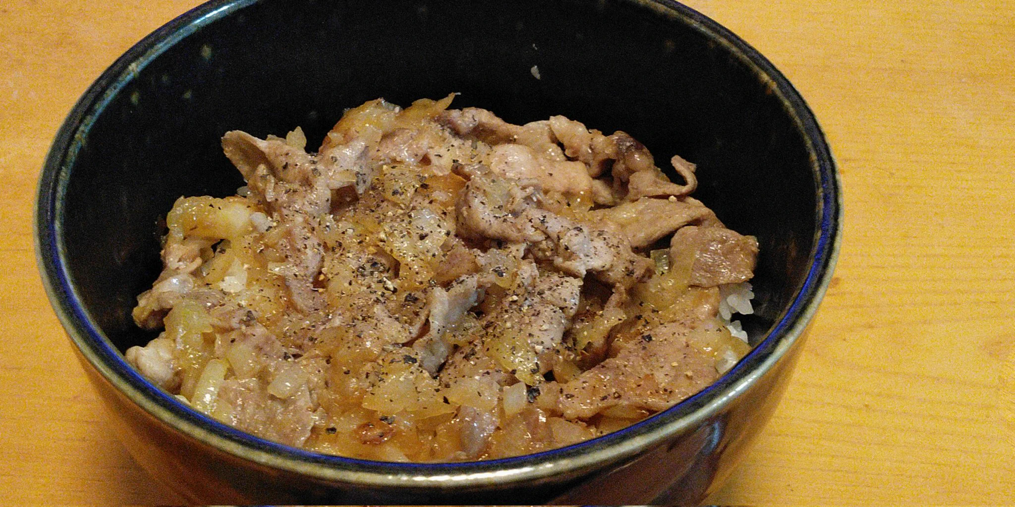 さっそく作ってみた！(小口ネギがなかった)
好みで玉ねぎ多めにしたけど、めちゃくちゃ美味い。
レモン汁とブラックペッパーが効いてて超大事。
いやこれはレギュラー入りだわ…！  