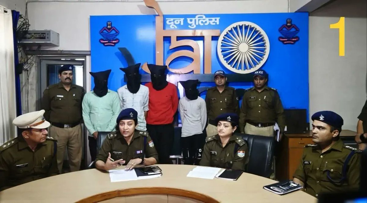 DehradunPolice's tweet photo. ऋषिकेश पुलिस के द्वारा रात के समय घर के बाहर से बोलेरो पिकअप चोरी कर ले जाने वाले 04 अभियुक्तो को शामली उत्तर प्रदेश से किया गिरफ्तार, अभियुक्तो के कब्जे से चोरी का बोलेरो पिकअप वाहन बरामद
#UttarakhandPolice
#UKPoliceInNews
#UKPFactCheck
#UKPoliceUpdate https://t.co/OoaX2Q3IhN