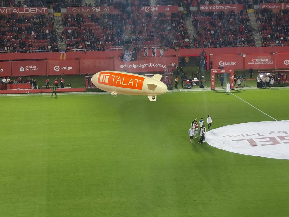 <a href="/adricr98/">adricr11</a> <a href="/RCD_Mallorca/">RCD Mallorca</a> <a href="/abeggee10/">ABG</a> ¡Tenéis razón! 😱 Reportamos a nuestro #jefedeobra para ver qué podemos hacer y tengamos todo buena visibilidad 😉👍 Gracias por avisar 🙏 Por ahora, lo tapamos con nuestro #zepopelin😅 cortesía <a href="/alejandro_dzt/">alex.dzt</a> #TeamTalat