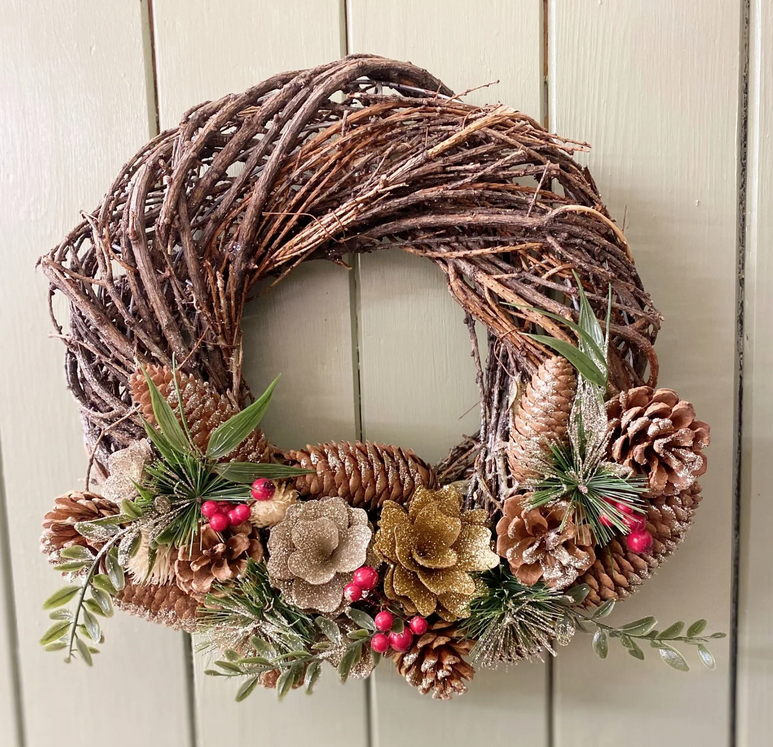 3dimensionaldec's tweet photo. This wreath is handcrafted from all natural forest pieces. The twisted pine tree twigs are woven within the wire frame with the bottom half dressed with festive cones, Christmas flowers and greenery, lightly dusted with glitter. This is truly a beautiful wreath https://t.co/hbszZaU9M7