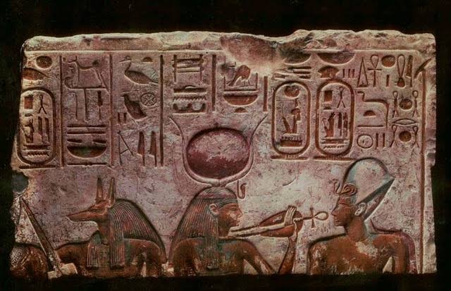 histories_arch's tweet photo. Archaeologists have found an ancient time capsule which is filled with 18,000 notes, about civilization of ancient Egypt. Discovered in ancient town of Athribis, near modern city of Sohag, Egypt. These notes are written on the broken side of the vessel.

#archaeohistories https://t.co/ppfItn28yK