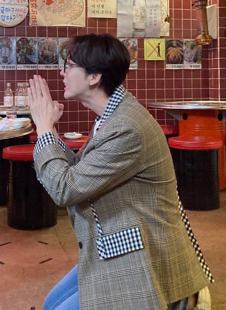 ddalll____l's tweet photo. ㅈㄴ착한 얼굴에 ㅈㄴ그렇지 못한 목빗근 https://t.co/IBaLld8ML0