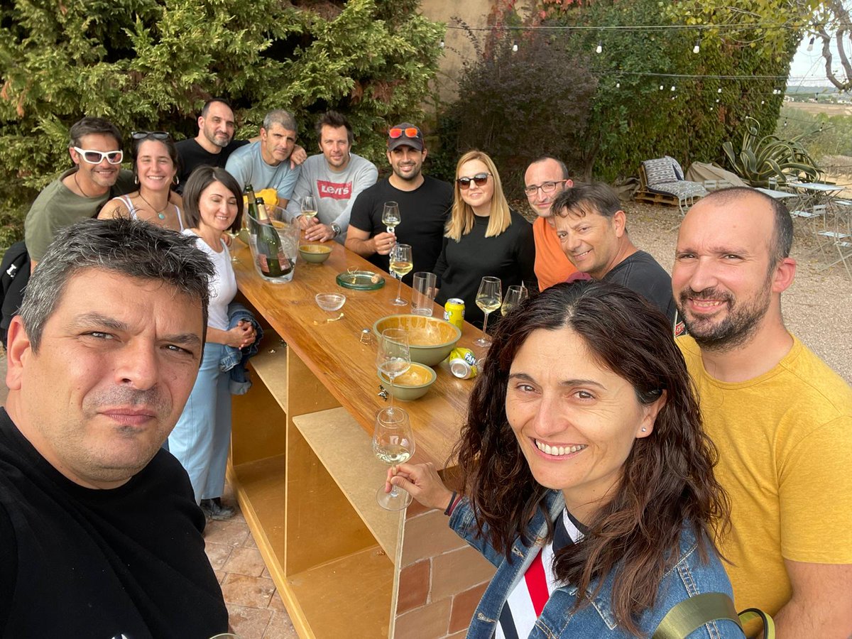 EsportecOutdoor's tweet photo. Ahir vam viure una esplèndida jornada d'equip✨on els responsables de cada àrea d'activitat vam poder retrobar-nos i compartir reflexions i reptes amb un ambient distès🍷 i un entorn immillorable🍇. Aquí una petita mostra gràfica! #teambuilding #Esportec #entrevinyes https://t.co/CjOa10Uxxs