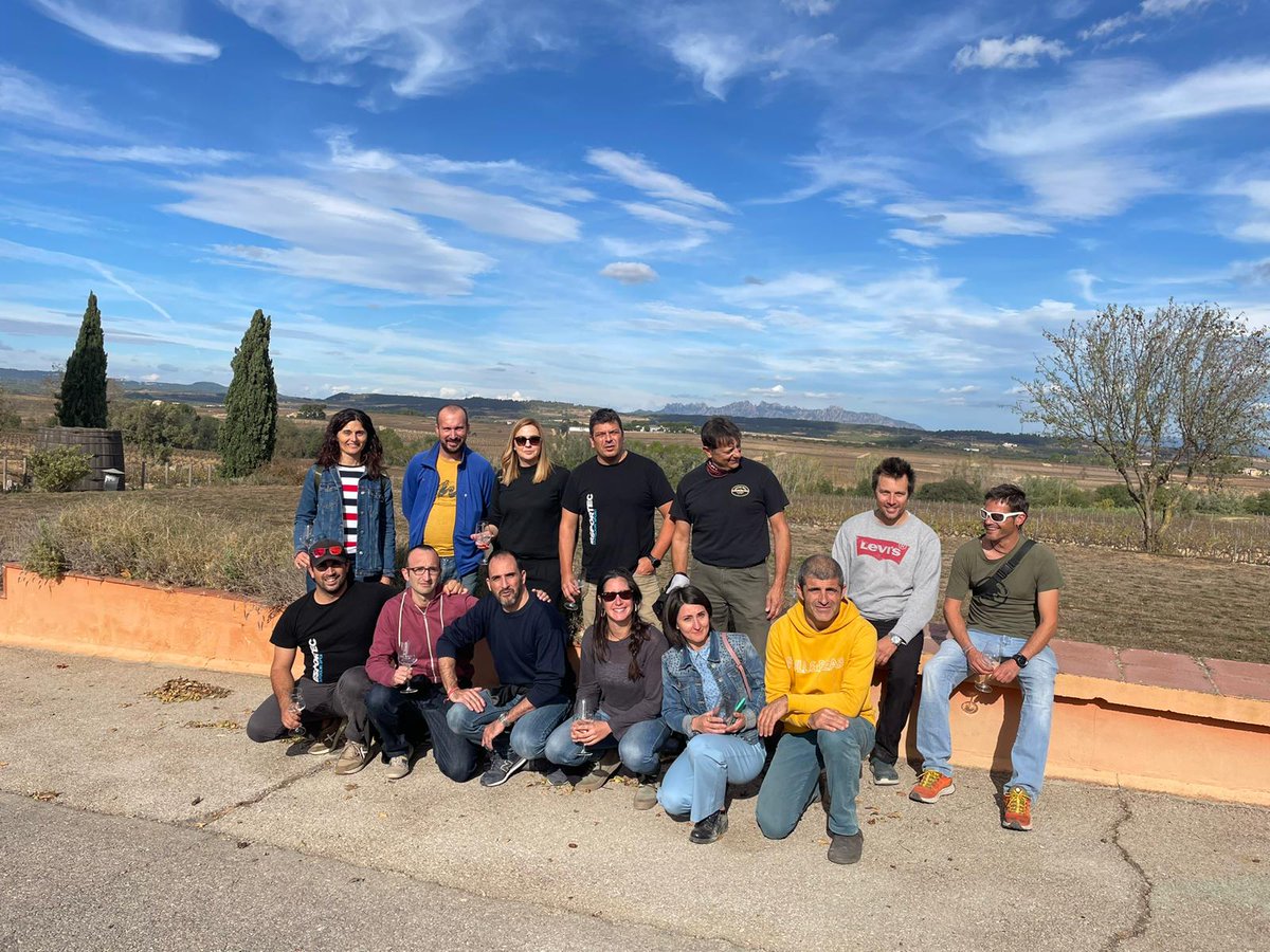 EsportecOutdoor's tweet photo. Ahir vam viure una esplèndida jornada d'equip✨on els responsables de cada àrea d'activitat vam poder retrobar-nos i compartir reflexions i reptes amb un ambient distès🍷 i un entorn immillorable🍇. Aquí una petita mostra gràfica! #teambuilding #Esportec #entrevinyes https://t.co/CjOa10Uxxs