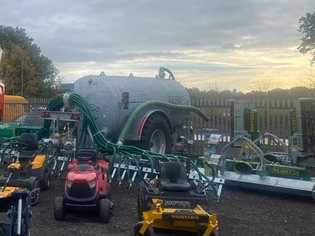 MajorEquipment's tweet photo. Pop into @WilfredScruton 20th anniversary Open Day in Riccall today, 2-8pm (YO19 6QL)
Plenty of machinery, refreshments and chat await 🥳
#openday #slurry #majortanker #majorcyclone https://t.co/kxrJAqBF8l