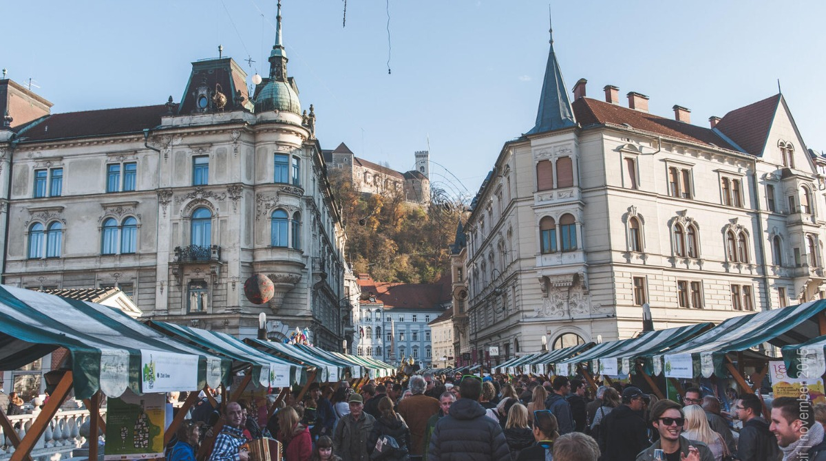 According to Slovenian tradition, must officially turns into wine on St. Martin’s Day. 🍷 So take a stroll along the Ljubljana Wine Route this Saturday! 
For detailed information, visit the link: bit.ly/3huFMQt!
#visitljubljana #gourmetlj
📸 Jana Jocif