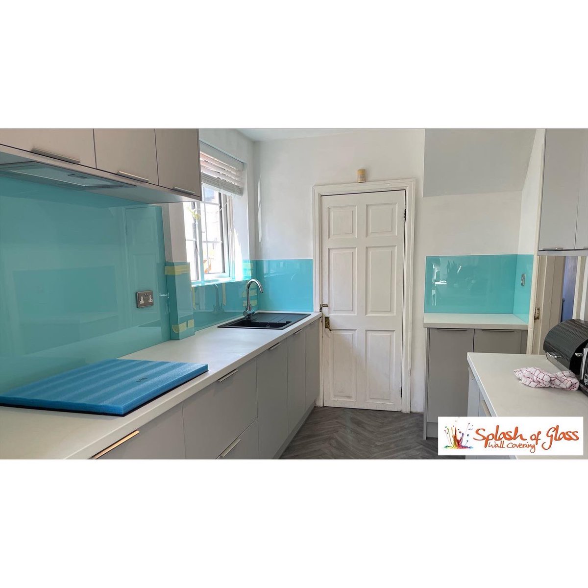 officialASOG's tweet image. Looking to add a splash of colour to your kitchen? A glass splashback may be your answer with unlimited colours to choose from. 🤩

This Crystal Surprise 3D splashback has brightened this kitchen up perfectly! 👌🏼

#kitchen #kitchendesign #kitcheninspo #kitchendecor #splashback