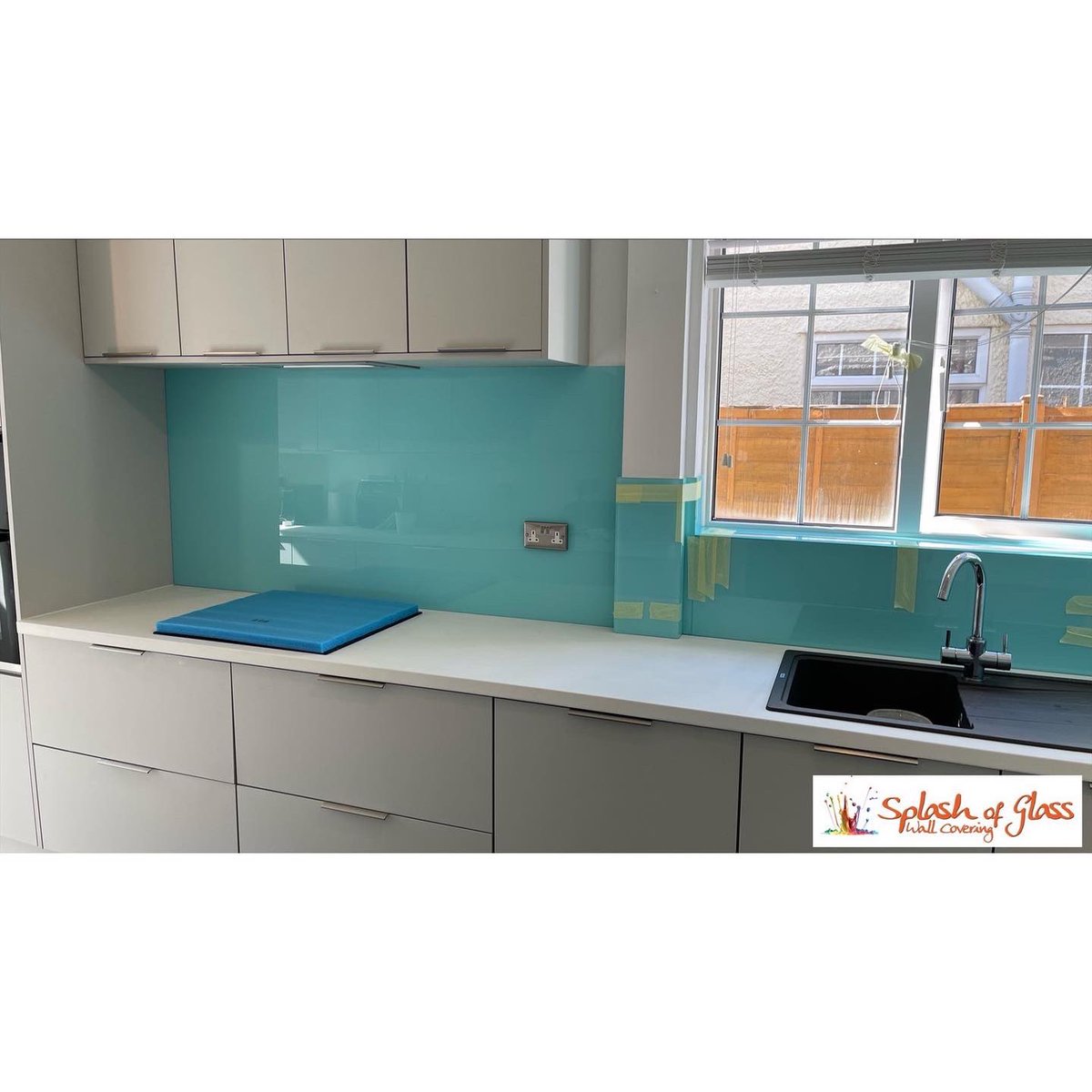 officialASOG's tweet image. Looking to add a splash of colour to your kitchen? A glass splashback may be your answer with unlimited colours to choose from. 🤩

This Crystal Surprise 3D splashback has brightened this kitchen up perfectly! 👌🏼

#kitchen #kitchendesign #kitcheninspo #kitchendecor #splashback