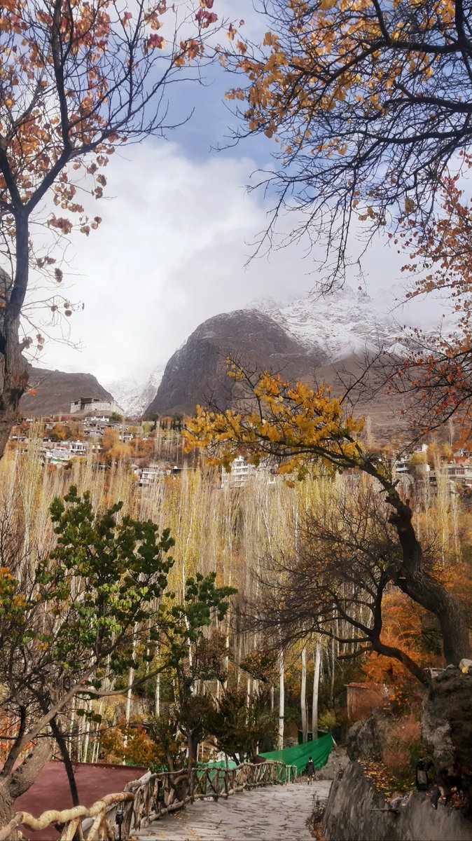 MuqeemBaig2's tweet photo. The Autumn colours in Karimabad, Hunza valley, Pakistan. https://t.co/xT3ucxolkH