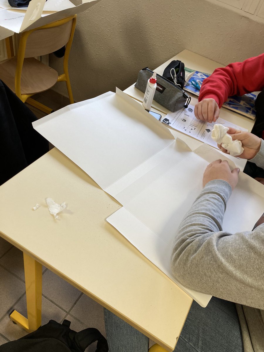 En prévision de la soirée Chef d’Oeuvre des Terminales Cuisine et Service, fin avril 2023, nous créons le packaging du Trivial Poursuit.<a href="/MalauriePrincet/">Princet Malaurie</a> <a href="/FiletPierre/">Pierre Filet</a> @raboltfreder <a href="/LumiereLycee/">Lycée Lumière</a> <a href="/CatherineDella3/">Catherine Della-Nave</a>