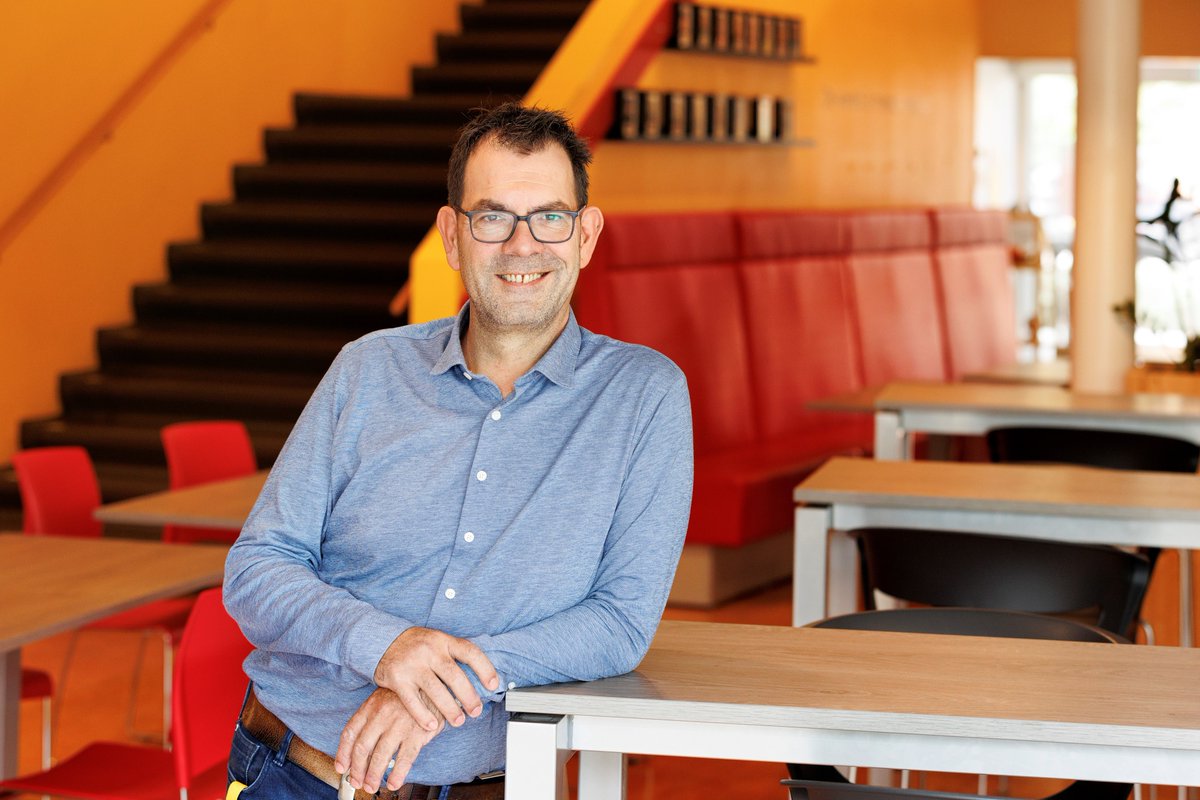 Frans van der Ven: “Voor mij betekent inclusief onderwijs dat de schoolmuren worden afgebroken. De buitenwereld moet in de school komen en de leerlingen moeten naar de buitenwereld toe." Lees het hele interview op deonderwijsspecialisten.nl/actueel/samen-…