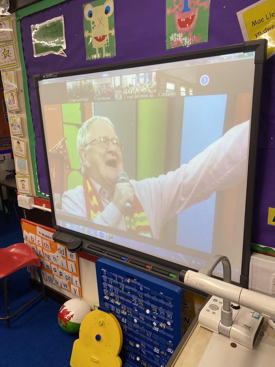 ysgolmorfa's tweet photo. Bore llawn hwyl yn ymuno gyda holl ysgolion Cymru yn Jambori yr Urdd i ddymuno pob lwc i dîm pêl-droed Cymru yn Qatar. Braint oedd cael cyd-ganu gyda’r arwr ei hun, Dafydd Iwan. @Urdd Gobaith Cymru #jambori #timcymru2022 #YmaOHyd https://t.co/MWhKX6WexA