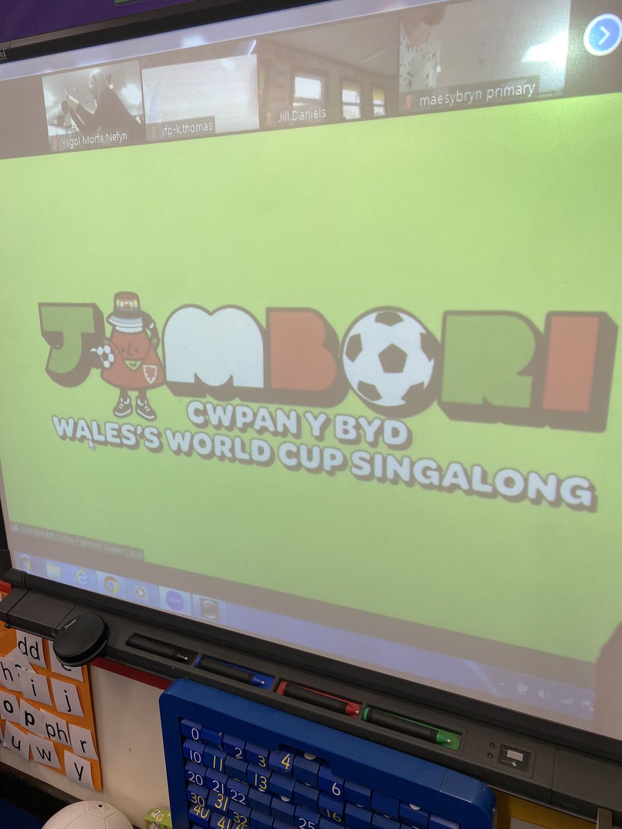 ysgolmorfa's tweet photo. Bore llawn hwyl yn ymuno gyda holl ysgolion Cymru yn Jambori yr Urdd i ddymuno pob lwc i dîm pêl-droed Cymru yn Qatar. Braint oedd cael cyd-ganu gyda’r arwr ei hun, Dafydd Iwan. @Urdd Gobaith Cymru #jambori #timcymru2022 #YmaOHyd https://t.co/MWhKX6WexA