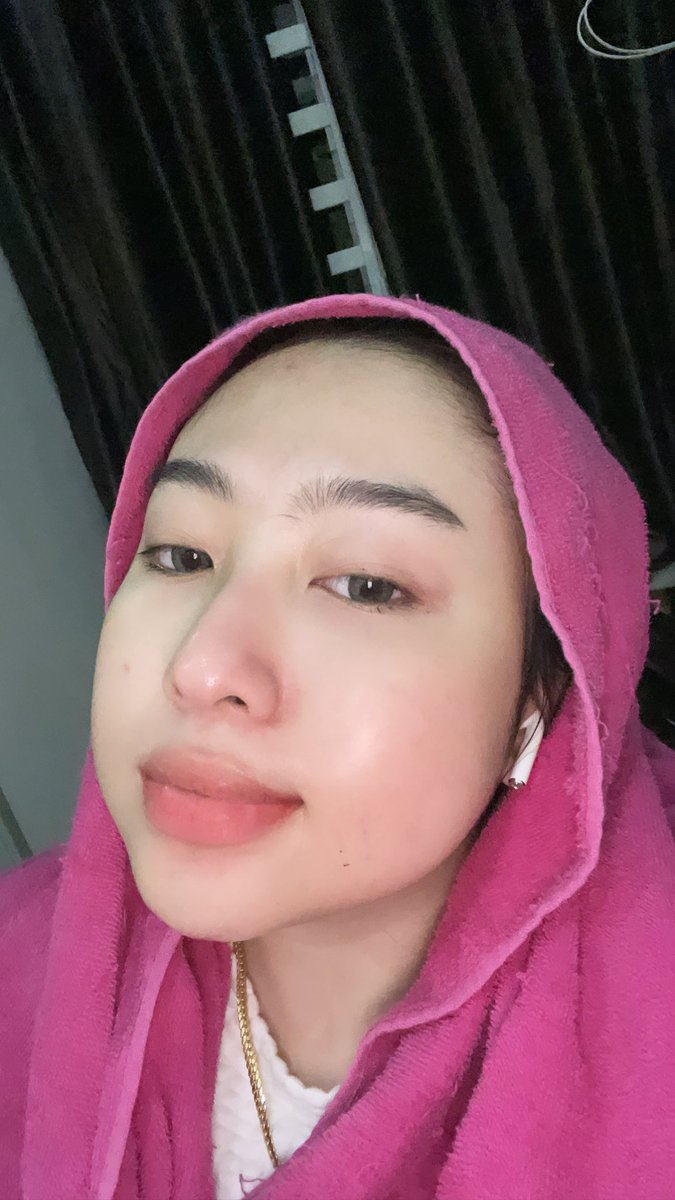 dynbby's tweet photo. Ambil masa 8 bulan utk recover from breakout, tried more than 20 products tapi banyak takjadi and ada time lagi breakout. Rupanya kena back to basic and jangan pakai too much product 🥲 Bila i focus dengan basic sahaja i think my skin get so much better than dulu????? https://t.co/CNpKepmXpL