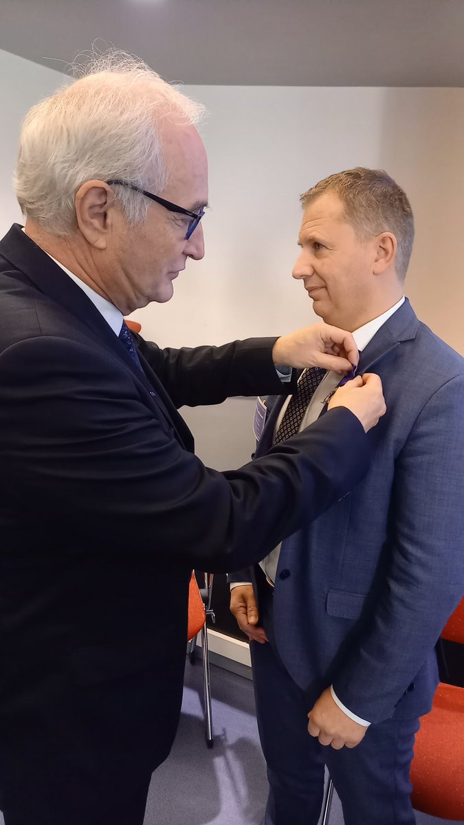 Un grand plaisir d'accueillir au <a href="/LumiereLycee/">Lycée Lumière</a> l'Ag annuelle de l'Amopa70, d'y présenter avec nos partenaires de la BA116 des expériences communes et de voir décorer M. Bodoignet, proviseur adjoint pour ses mérites ! @bodoignets <a href="/DSDEN70/">DSDEN de la Haute-Saône</a> <a href="/acbesancon/">Académie de Besançon</a> <a href="/PhDestable/">Philippe Destable</a> <a href="/LonchamptGilles/">Gilles Lonchampt</a>