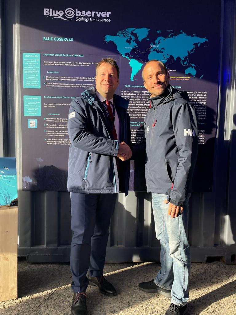 blue_observer's tweet photo. 📣 @regionbretagne : partenaire officiel de Blue Observer. Rencontre chaleureuse avec @LoigCG dans l'exposition "les nouveaux explorateurs engagés pour la planète" à la @RouteDuRhum. Merci pour le précieux soutien de toute les équipes !
#sailingforscience #togetherfortheocean https://t.co/SNlhrLYfU6