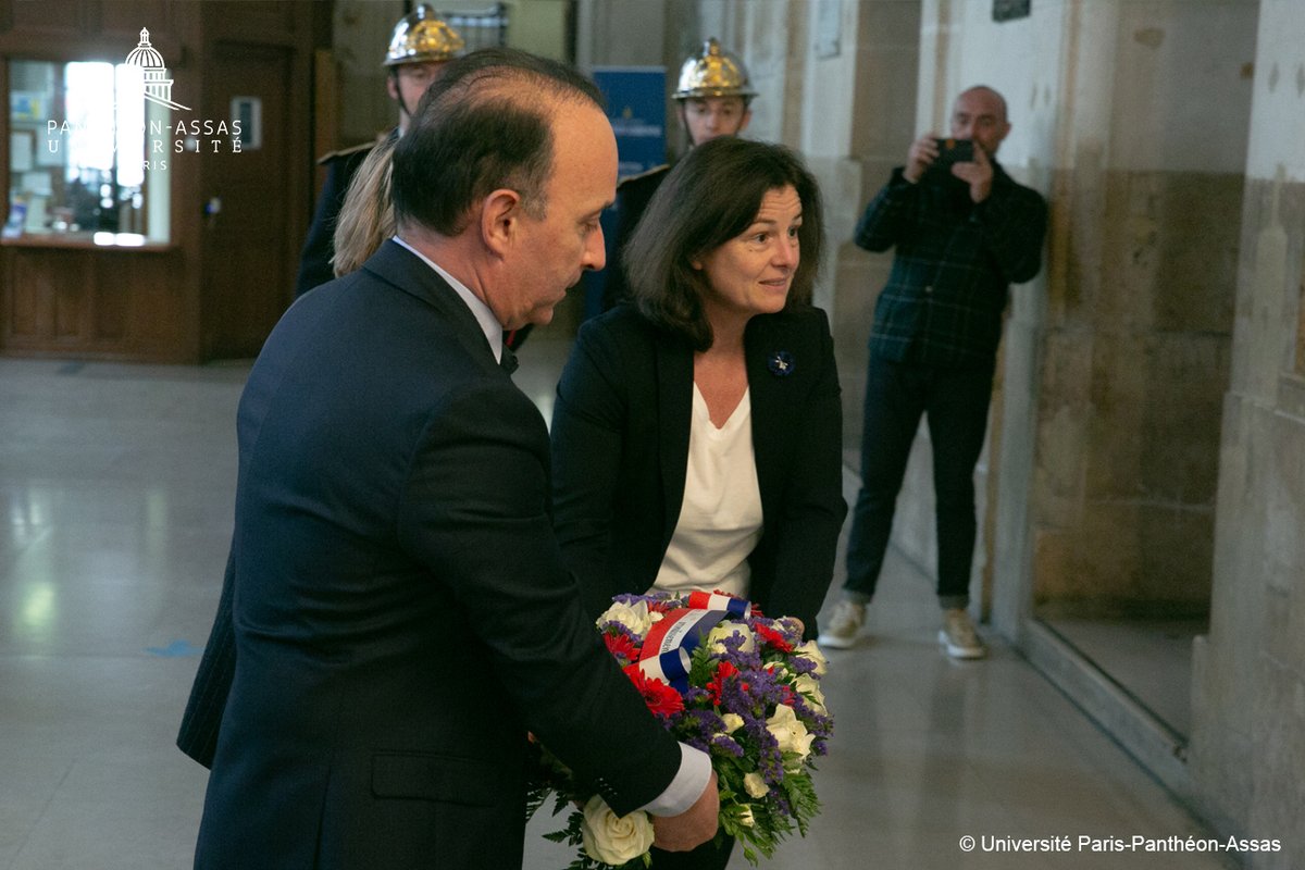 AssasUniversite's tweet photo. À la veille des commémorations du #11novembre, le président @sbraconnier d'@AssasUniversite et la présidente @neauLeduc de @SorbonneParis1 ont honoré la mémoire des étudiants et professeurs de la faculté de droit morts pour la France.
#RetourEnImagesAssas sur ce moment solennel⤵️ https://t.co/I7bnA51Tl2