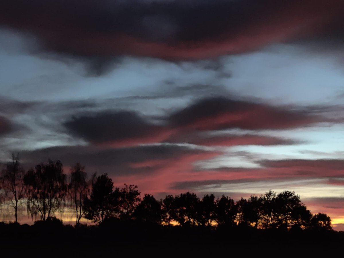 Sprookjes zonsondergang in den schoonen 8erhoek <a href="/gem_bronckhorst/">Gemeente Bronckhorst</a> zojuist. Om wat voor wolken gaat het hier? <a href="/mrmiddendorp/">Maurice Middendorp</a> <a href="/Weerprimeur/">Marc Putto weerkundig strateeg / mediameteoroloog</a> <a href="/helgavanleur/">Helga van Leur ☀</a> <a href="/weermanrobert/">➡️ Robert de Vries</a> <a href="/WeermanMichael/">Michael vd Poel</a> <a href="/weeronline/">Weeronline</a> <a href="/REGIO8/">REGIO8</a> <a href="/janvissersweer/">JAN VISSER</a> <a href="/EdAldus/">Ed Aldus</a>