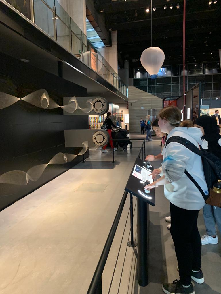 ie_martamata's tweet photo. Avui els i les alumnes de 1er d'ESO han fet la visita al cosmocaixa dintre del projecte del sistema solar on al planetari ens han explicat els moviments dels astres. #SecIEMM https://t.co/CT3yWSjxPJ