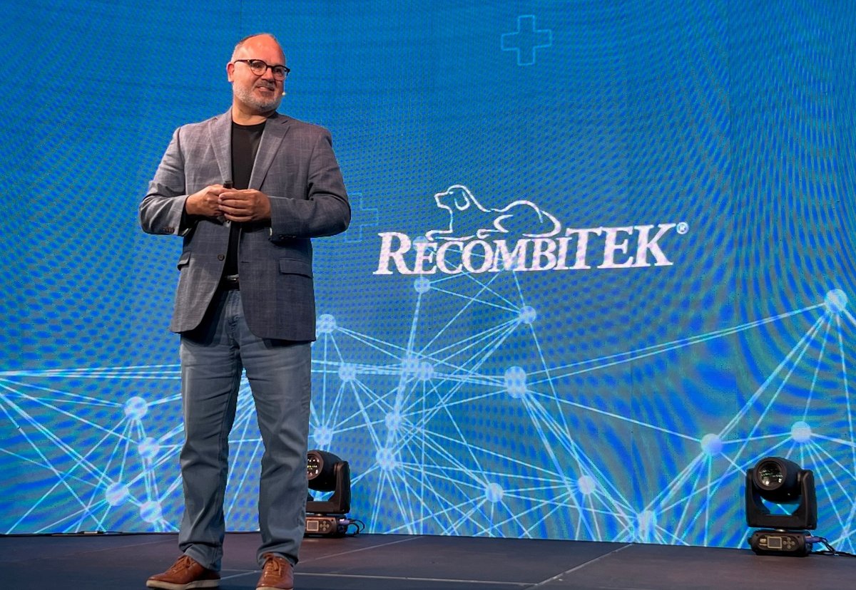 El Dr. Alonso Prado Macias, de Boehringer Ingelheim, disertó sobre innovación en vacunas recombinantes y los desafíos actuales en inmunología. "las vacunas cumplen un papel esencial en las protección de las macotas, durante toda su vida", mencionó el Dr, Macias. #UnaSolaSalud