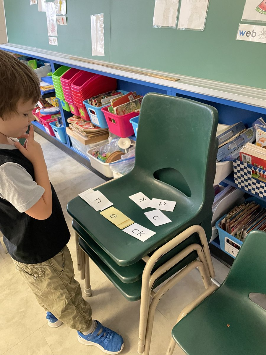 This grade one is starting his day with his code pack. We’re so excited about reading in grade 1! <a href="/WJHolsgLDSB/">W.J. Holsgrove P.S.</a> #ReadersAreLeaders