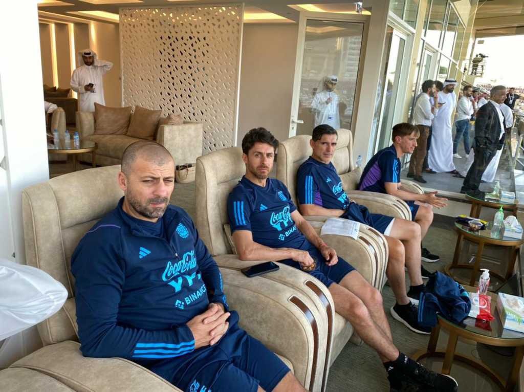 eneorze's tweet photo. mi novia: *se despierta y va al living jueves 7 am*

los pibardos y yo viendo Suiza vs Camerún: https://t.co/sM8MdIs74g