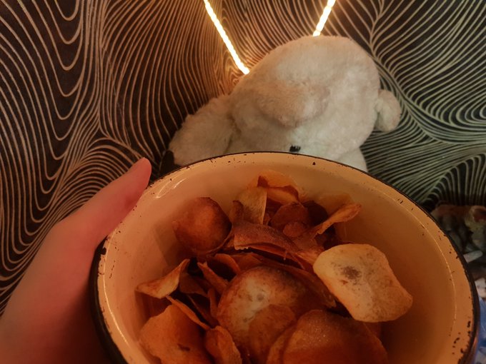 2 pic. When I was making chips again, the oil burned my hand :< https://t.co/PTVYfDQhvP