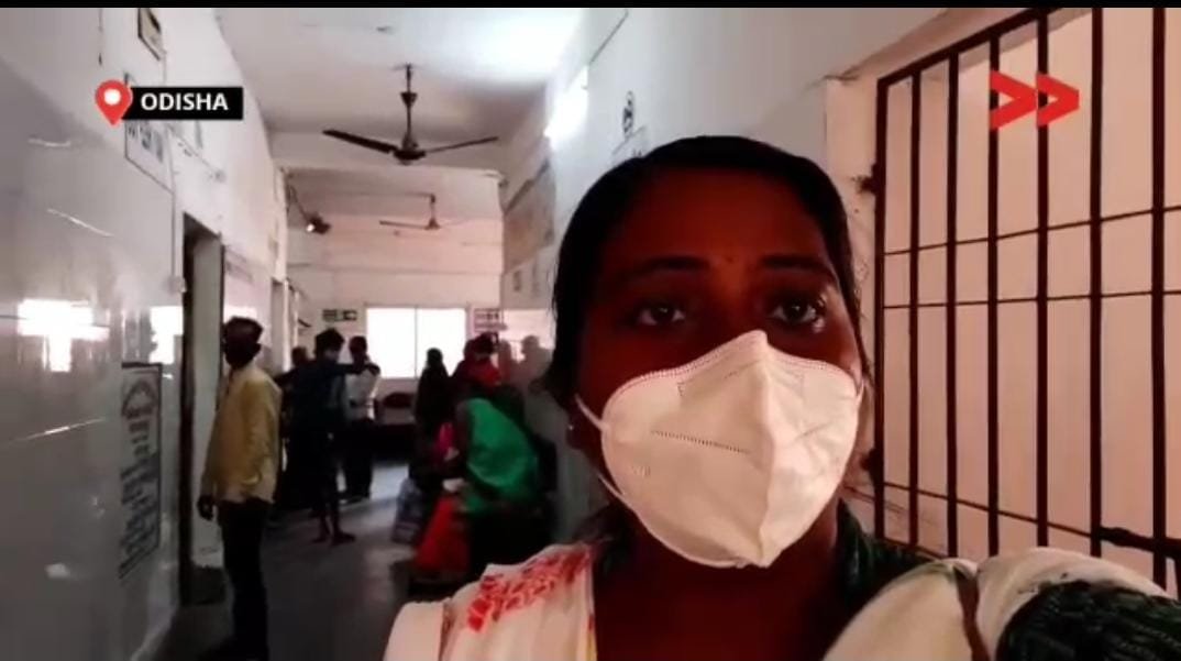 SAWMSisters's tweet photo. SAWM-UNICEF fellow Sumitra Barik talked to women in the health center of #Sakhiapara block, #Puri district of #Odisha. @SAWMSisters @UNICEFIndia #YoungWomenJournalistMentorshipProgramme #WorkingWomenAndTheirChildren https://t.co/11TII9lGlO