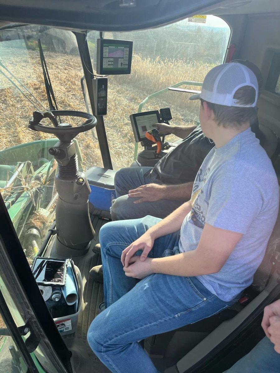 ncasey10's tweet photo. Harvest 2022 is a wrap. Thanks to Tom and his crew at Holtz Farms for taking time out of their busy schedule to not only plant and harvest our FFA plot, but also to educate our students about the technology they use to maximize yield and efficiency. #ReedsburgPride https://t.co/T4fYVKCbRq