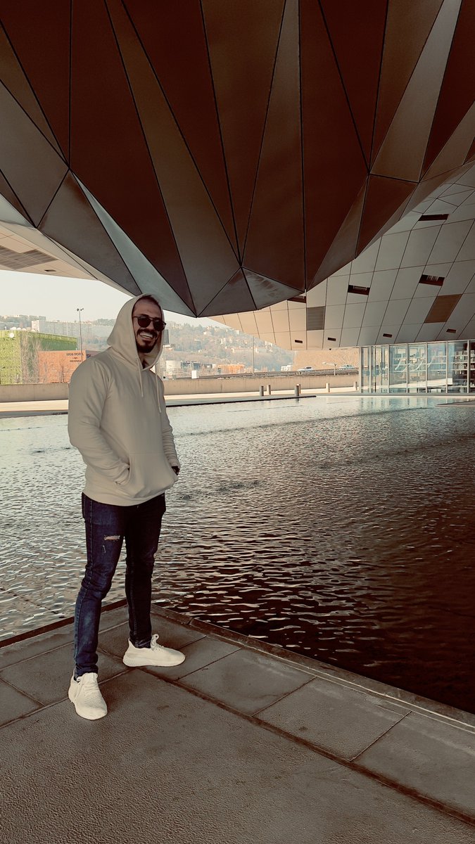 اول صورة شخصية انشرها و حسابي موثق بعد ما ايلون ماسك وقف التوثيق 😂😂

استاهل الف لايك😂🔥✅