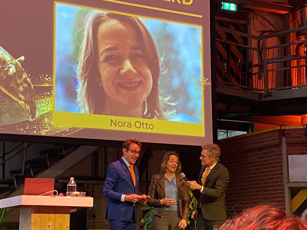 VNGRealisatie's tweet photo. @DeSpeld heeft het Congres Werkdomein met humor afgesloten. @Nora_Hermans is de grote winnaar van de gouden tapir en Dennis & Eva zijn ontvoerd #VNGJaarevenement #VDP #VIAG #VGS https://t.co/0icOjDwK7j https://t.co/cn60z6tzcY