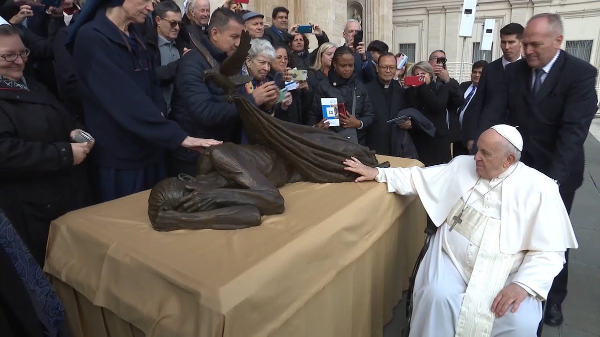 El Papa bendice una escultura de una persona sin hogar para la Jornada Mundial de los Pobres