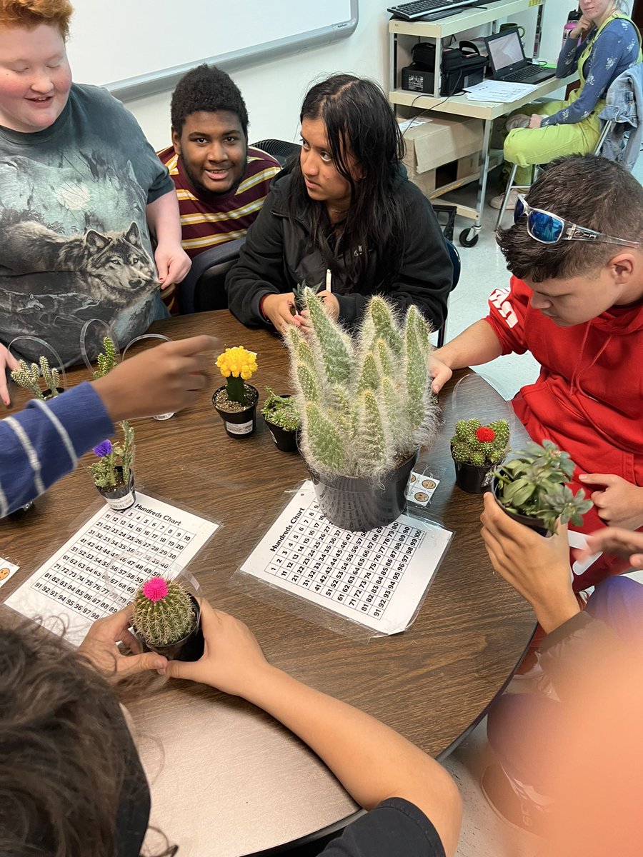 QuinnWi26055401's tweet photo. Science day!  🌵our kids see new things everyday!!  @IveyScience @GretaHarrison18 @PATSTJHigh1 #ScienceDay #cactuses #pats https://t.co/fgtFnPlIhx