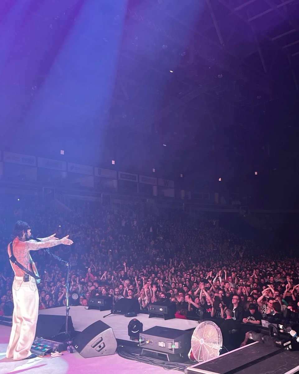 BiffyClyro's tweet photo. Belfast you were fantastic! 💥 we’re now halfway through our UK/Ireland tour - who’s come out to a show so far? 🙌🏻

📸: @gbollardphoto / @tourmanagerneil https://t.co/vVb80BzFsP