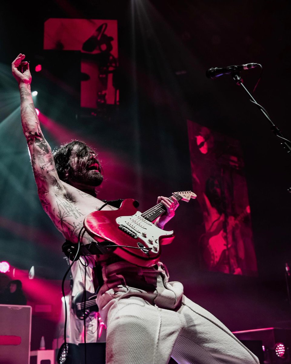 BiffyClyro's tweet photo. Belfast you were fantastic! 💥 we’re now halfway through our UK/Ireland tour - who’s come out to a show so far? 🙌🏻

📸: @gbollardphoto / @tourmanagerneil https://t.co/vVb80BzFsP