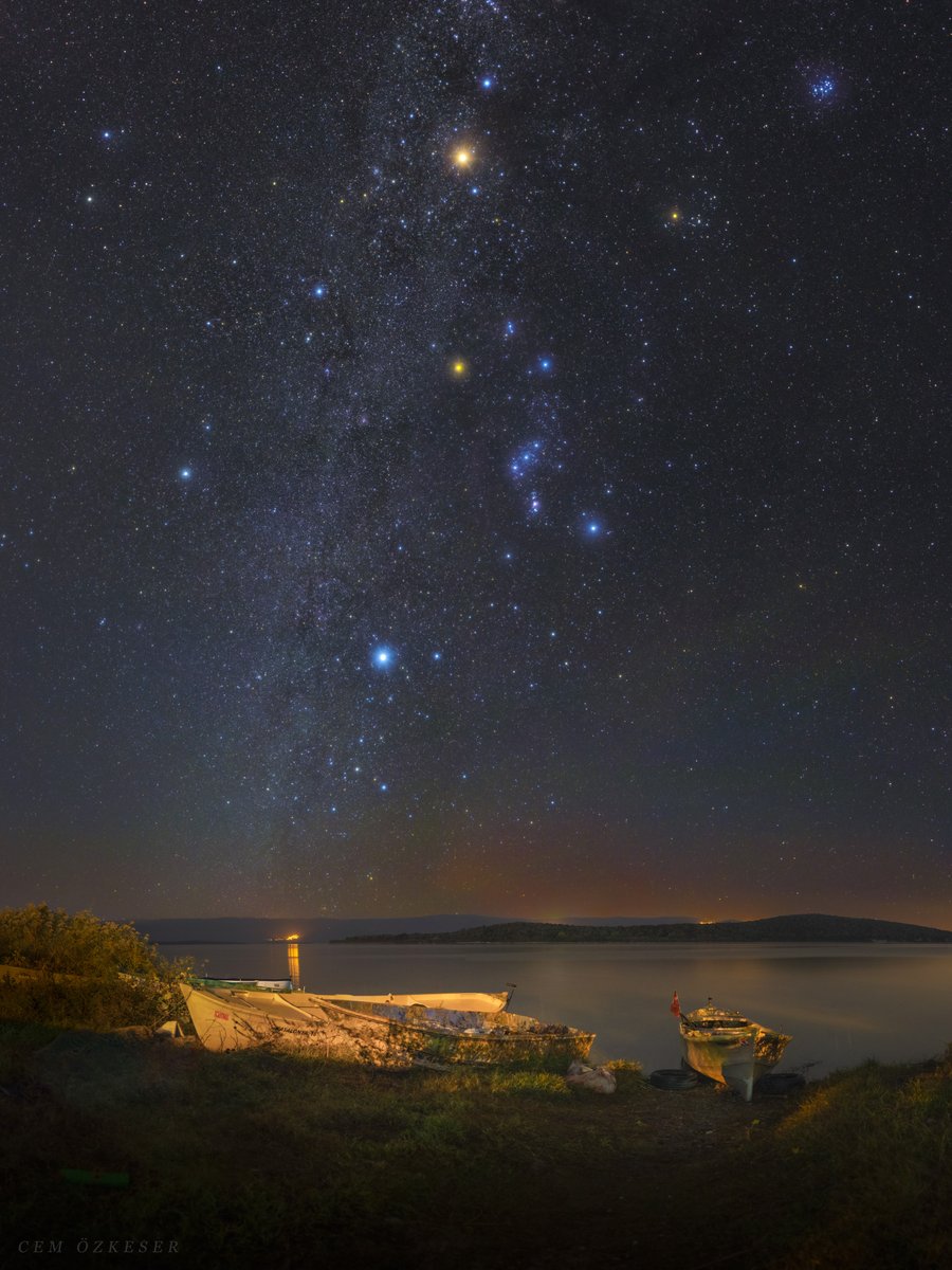 Tek karede kışı sevme sebebi.. Orion çevresi kış gökyüzünün güzel köşesi değilmiş gibi bir de ışıl ışıl parlayan Mars gözleri kamaştırıyor. Fotoğrafı çektiğim sırada retro hareketine başlamış olan Mars, Aralık ayında max parlaklığına ulaşacak