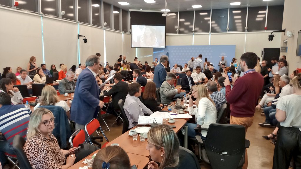 EnriqueViale's tweet photo. Comenzó el plenario de Comisiones en la Cámara de Diputados por la #LeyDeHumedalesYa 

La hora de la verdad

Los diputados/as deberán decidir de que lado están: 

De los humedales y la vida💧
o de la destrucción y el lobby del fuego 🔥 https://t.co/119pZS9kI3