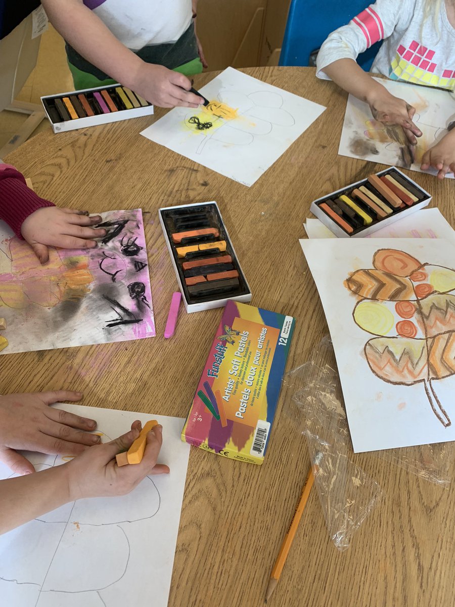 Tdrysdale2's tweet photo. exploring with chalk pastels and mixing colours @SCDSBey  @LionsOvalPS  @SCDSB_Schools https://t.co/3EQu66TOE6