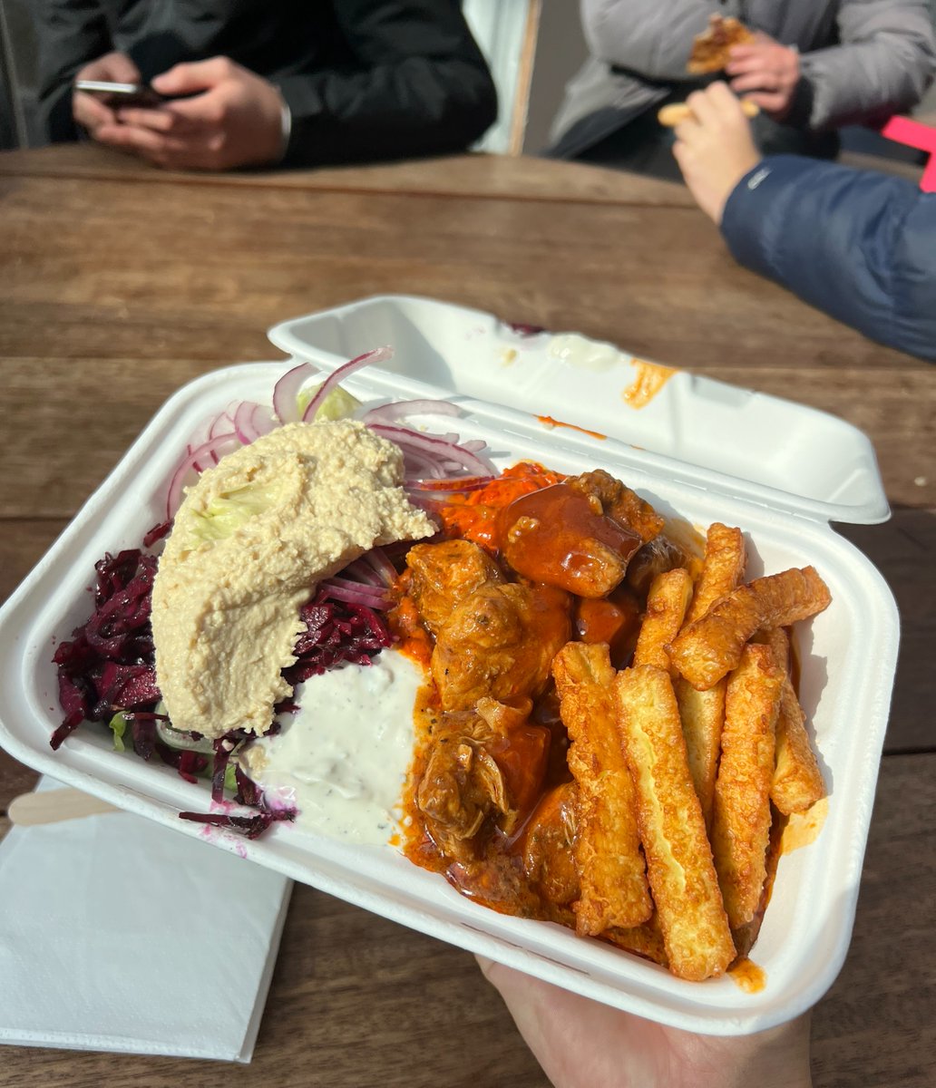 spitalfieldsE1's tweet photo. Generous portions ✔️ 
Great value ✔️
Packed with flavour ✔️
Cooked fresh daily ✔️
Open 7 days a week ✔️ 

@ebbyskitchen is our go-to for a hearty lunch ahead of a busy afternoon! Have you tried their halloumi fries yet? 🍟  https://t.co/G9g62Iw55i https://t.co/GihzrKagQL