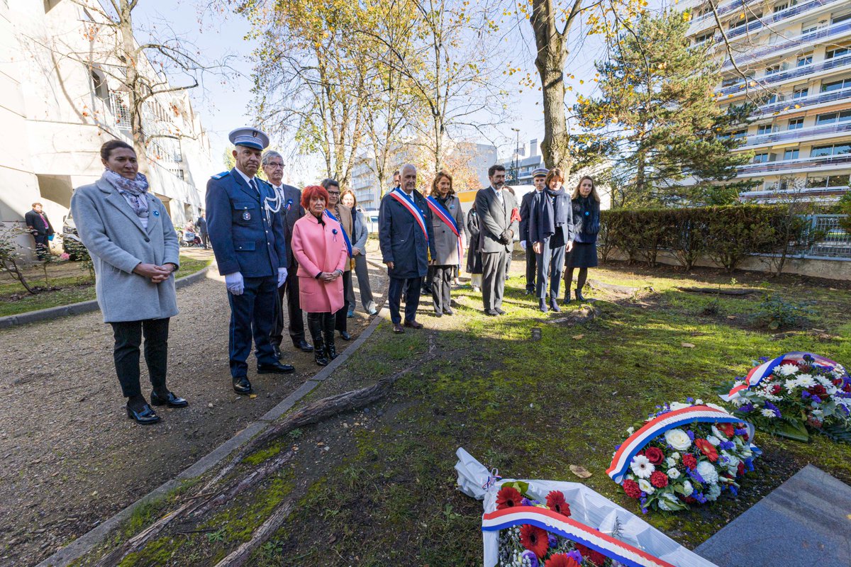 Ville_BoulogneB's tweet photo. Pour le 104e anniversaire de l'Armistice de 1918, le maire, @pcbaguet a rendu hommage, ce matin, à tous ceux qui sont tombés au combat pour notre Liberté, à la résidence du Rouvray, en présence de nombreux élus.
Cette cérémonie précède les commémorations du 11 novembre. https://t.co/gPfKiC68gm