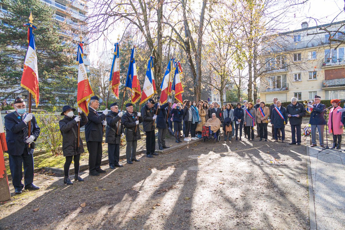 Pour le 104e anniversaire de l'Armistice de 1918, le maire, <a href="/pcbaguet/">PC BAGUET</a> a rendu hommage, ce matin, à tous ceux qui sont tombés au combat pour notre Liberté, à la résidence du Rouvray, en présence de nombreux élus.
Cette cérémonie précède les commémorations du 11 novembre.