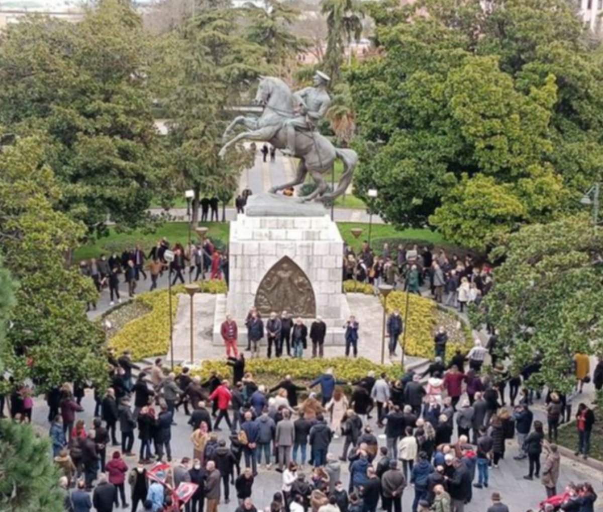Edirne’de Bir Genç, Suriyelileri "Erzak Dağıtılacak" Diyerek 10 Kasım'da Atatürk Büstü Önünde topladı.
