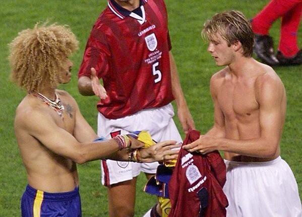 على اليمين ديفيد بيكهام بالطبع

على اليسار واحد من أساطير كأس العالم

أخبرنا ما اسمه؟ ما جنسيته؟ وأين لعب في إسبانيا؟! 🧐