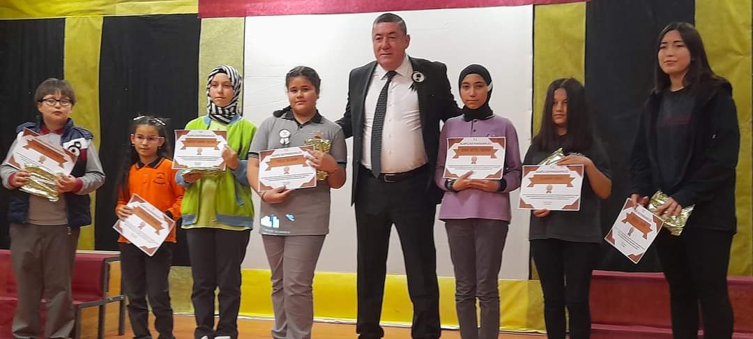 Atatürk Haftası kapsamında ilçemizde düzenlenen kompozisyon  yarışmasında ilçe  3.sü olan  Elanur UYSAL ödüllerini ilçemiz protokolünün elinden aldılar. Başarının mimarı değerli öğrencimizi emeği geçen öğretmenimizi ve ailelerini cani gönülden kutluyoruz