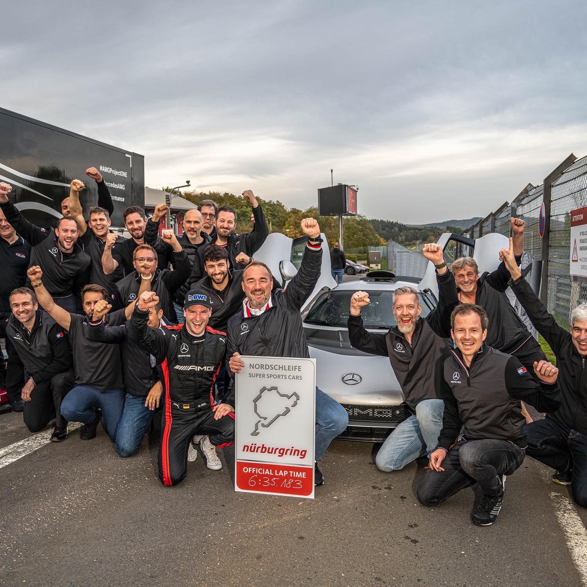 AuRupteur's tweet image. 🚀 Avec Maro Engel au volant, la Mercedes-AMG ONE a claqué un 6:35.183 sur la Nordschleife.

C’est le nouveau record du Nürb pour la catégorie des voitures de série et homologuées pour la route.
C’est 7.817 s de mieux que la 911 GT2 RS Manthey Racing.