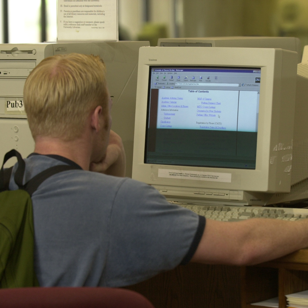 UnivArchives's tweet photo. Scenes from the 2nd floor of Alkek Library, 2001.  

#txstUnivHistory https://t.co/9aYhfYlo0V