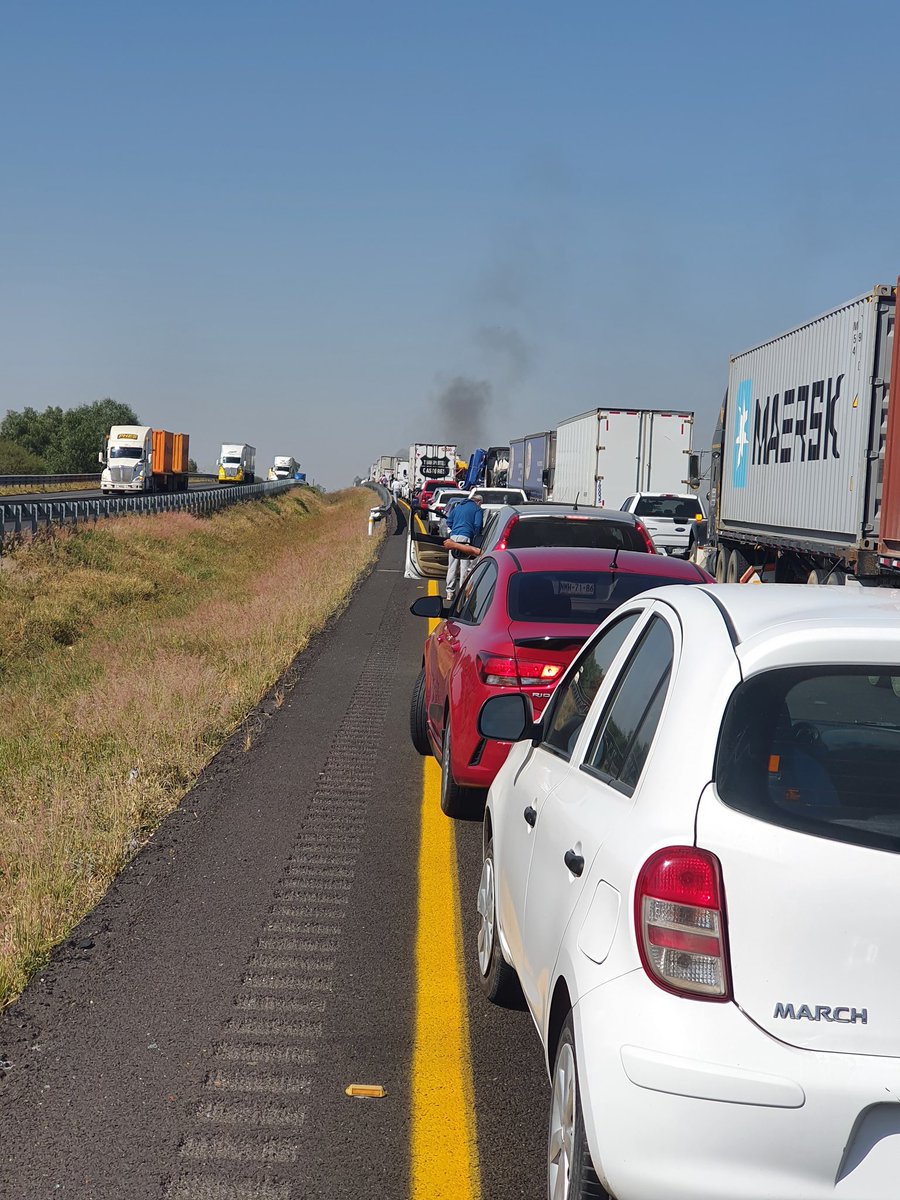 fabrimer's tweet photo. Parados en la autopista 45D Celaya-Irapuato a unos 5 km de la salida a Villagran!!! Columna de humo adelante... Será otro bloqueo del cartel Santa Rosa de Lima? https://t.co/nqTv4R5kPa