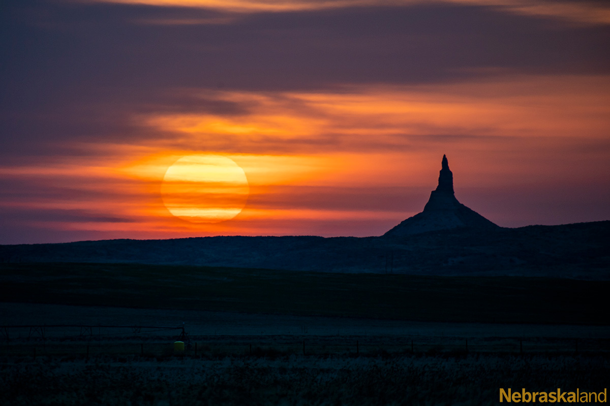 NeblandMagazine's tweet photo. Whether you're in the 402 or the 308, it's a great day to be a Nebraskan. ❤️
Happy National Area Code Day!
📷: @NEBland_Haag | Chimney Rock National Historic Site
#Nebraskaland #OutdoorNebraska #NationalAreaCodeDay #402 #308 #NEgameandparks https://t.co/EgKEvHXeRF