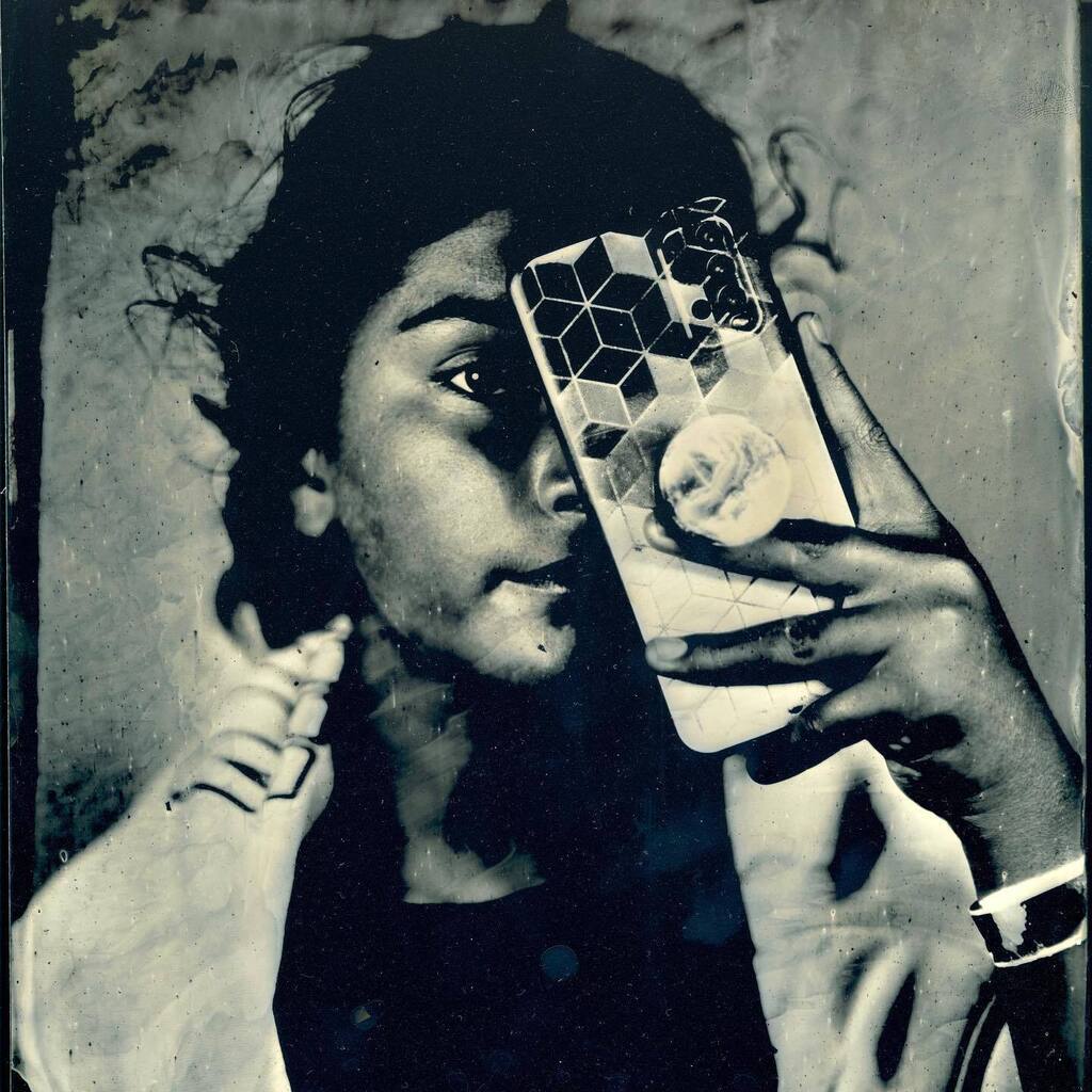 JPierredon's tweet photo. Maena from the photo série « Teens and cells » made in #arles with #tintype #analogphotography for make #contemporaryart #portraitphotography https://t.co/kPWm14UE7i https://t.co/msPhS8njVo